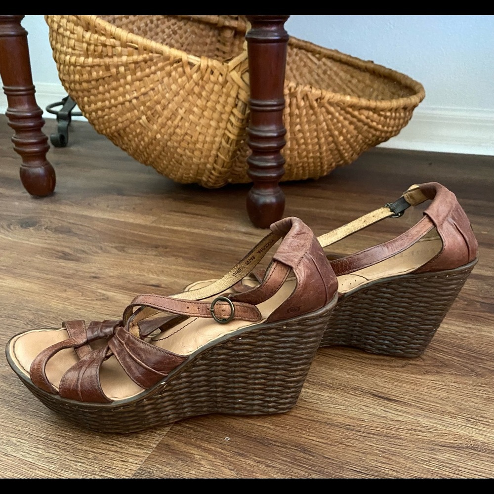 Born platform wedge sandals - so comfy! 💛